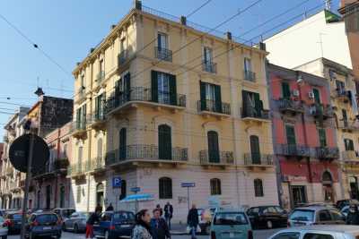 Bari, finestre che si aprono da sole e strani odori: i misteri del disabitato Palazzo Rava